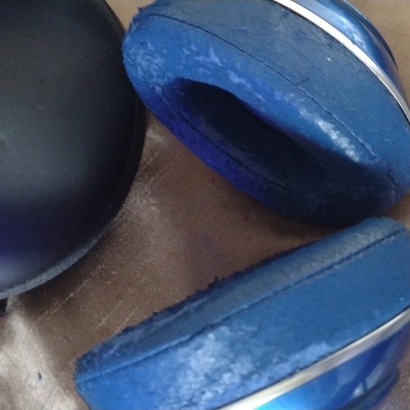 Beats Studio Blue Headphones with Case - Picture 2 of 3